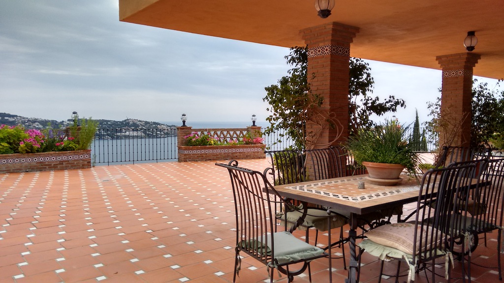 Villa con fabulosa terraza y vistas panoramica a la bahia de la Herradura