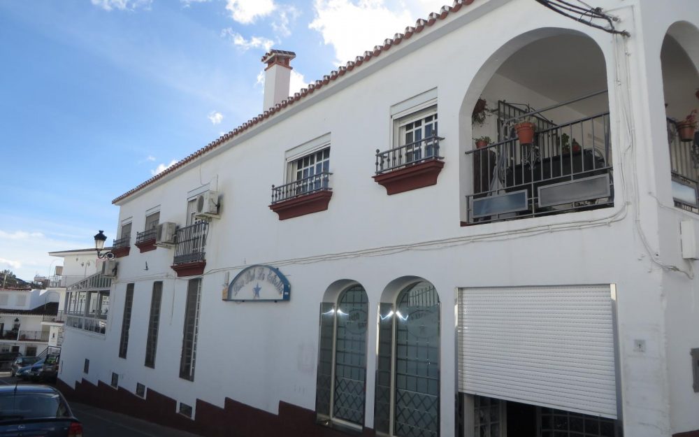 Village house in the center of Cómpeta with sea views for sale