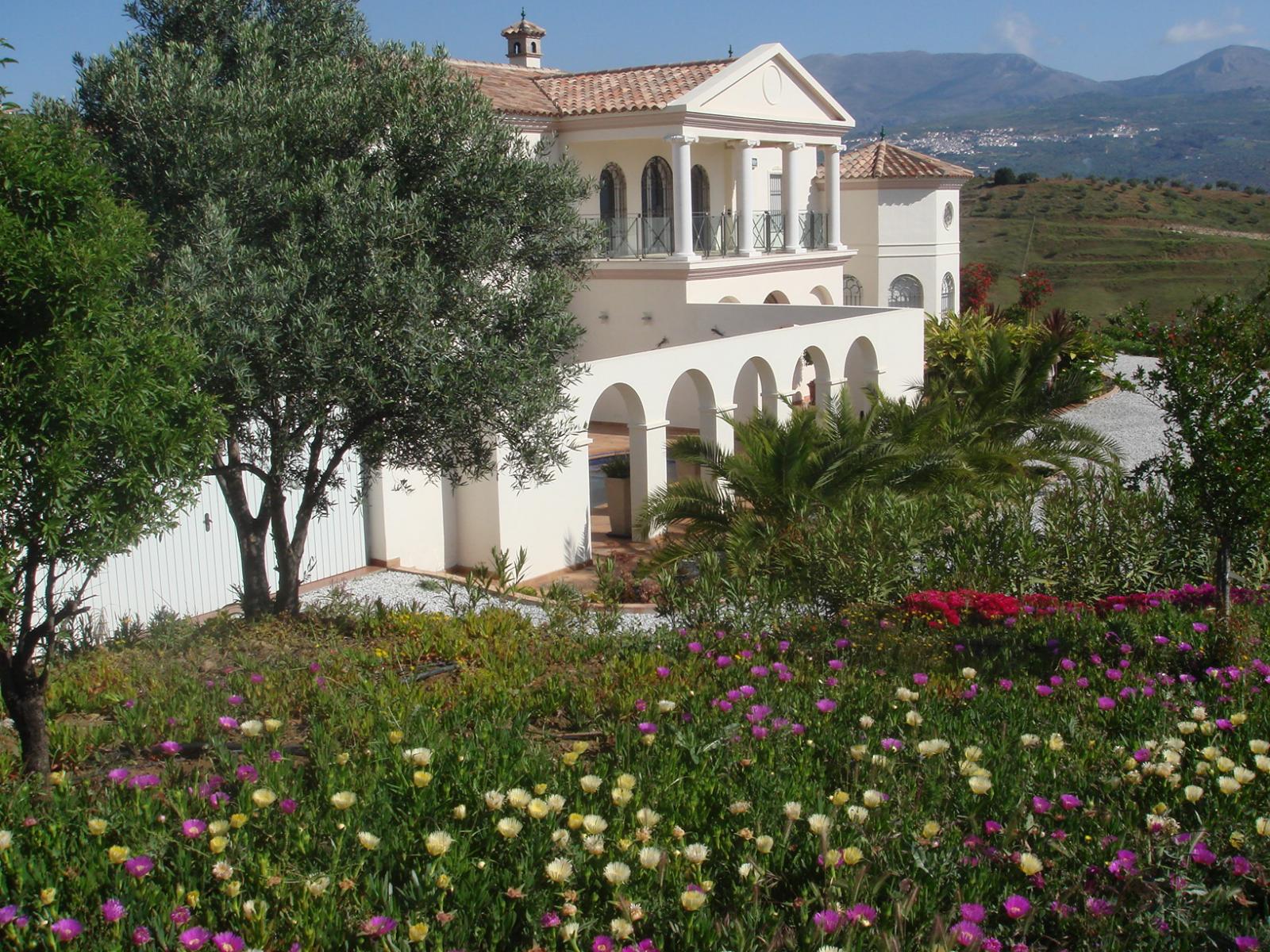 Lujosa villa en venta con estupendo jardin y piscina privada en Viñuela