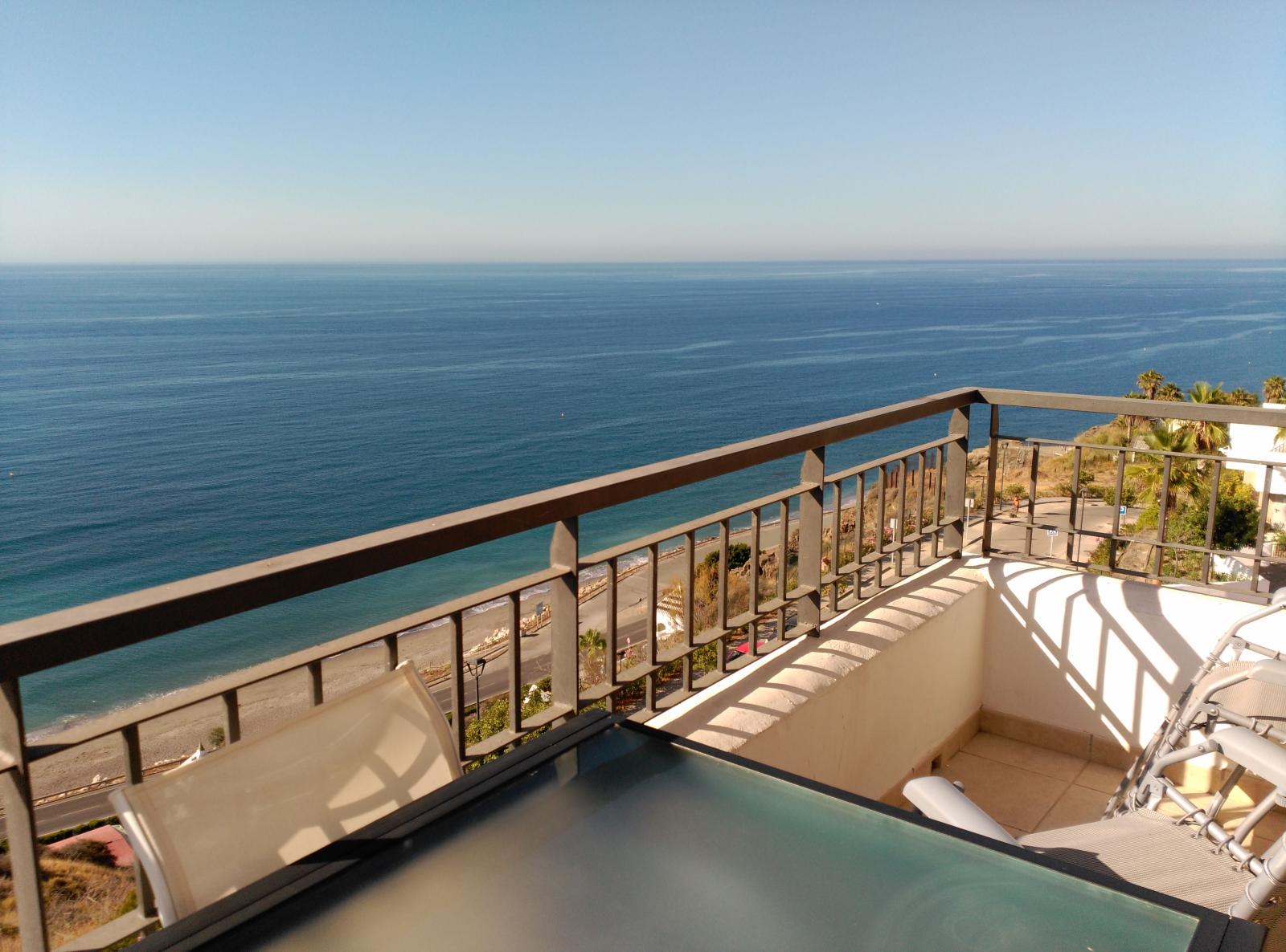 Superb sunny penthouse with fabulous views to the sea in Torrox Costa