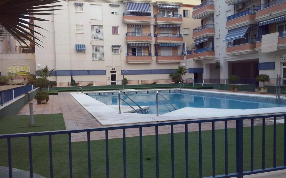 Amplio piso en Torrox Costa en bonita urbanización con piscina, Costa del Sol