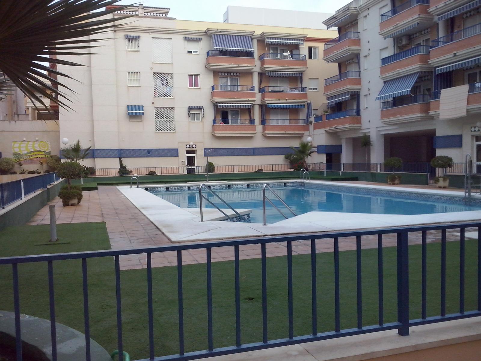 Amplio piso en Torrox Costa en bonita urbanización con piscina, Costa del Sol