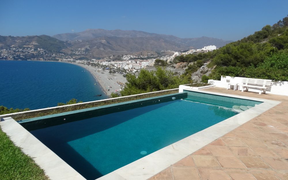 Amplia y hermosa villa con piscina alquiler vacacional, Punta de la Mona, La Herradura.