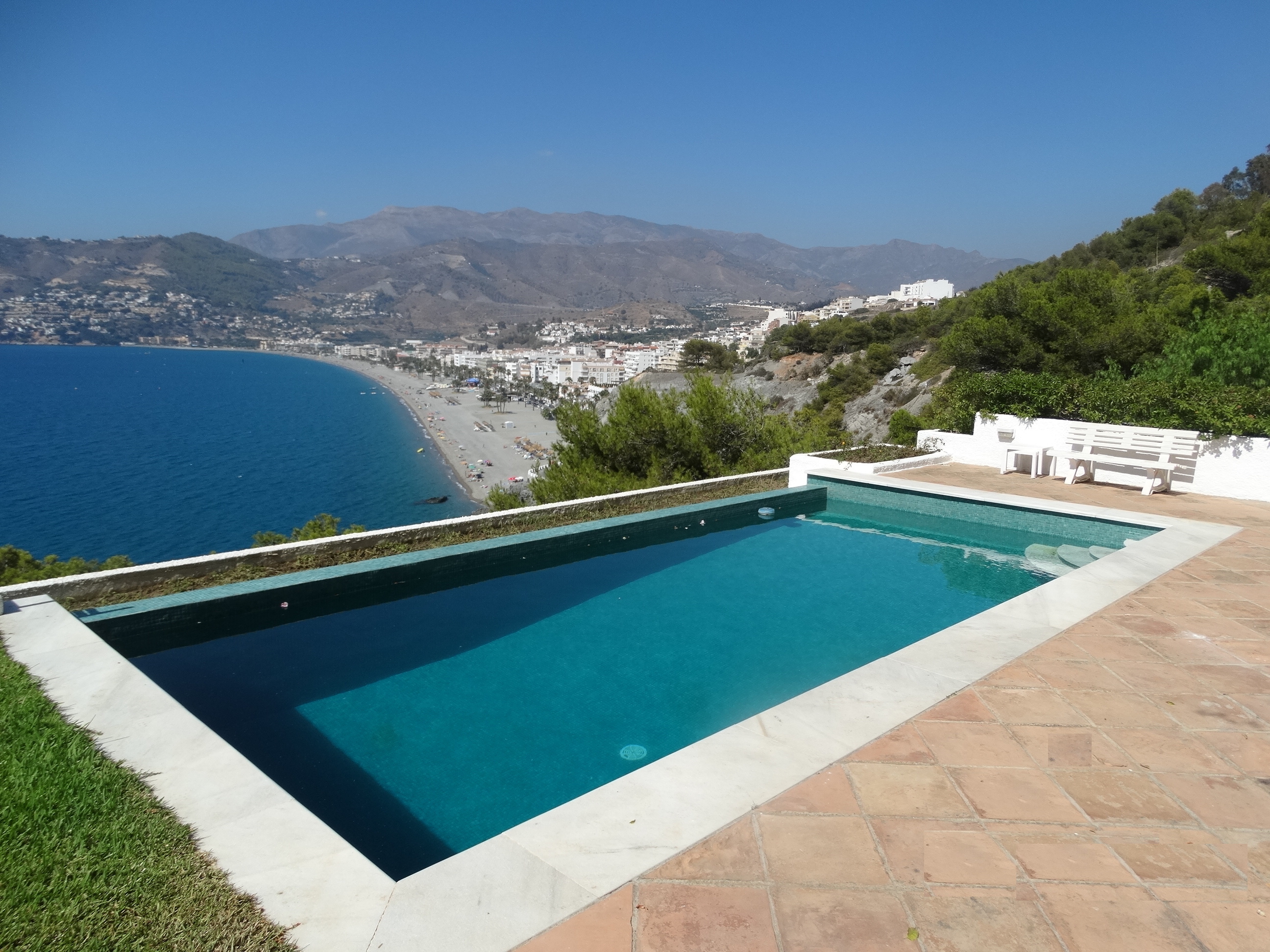 Amplia y hermosa villa con piscina alquiler vacacional, Punta de la Mona, La Herradura.