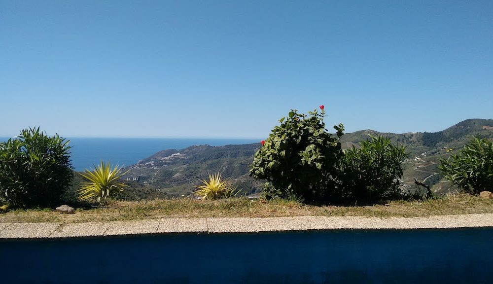 Cortijo con arboles frutales vistas al mar y a la montaña en Almuñecar