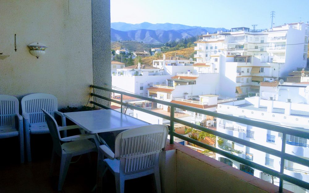 Large apartment with a lovely terrace for sale in the center of La Herradura