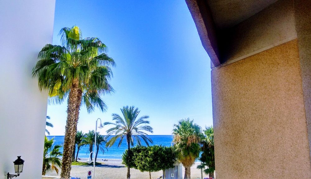 Piso en el centro de La Herradura con terraza y vista al mar en alquiler