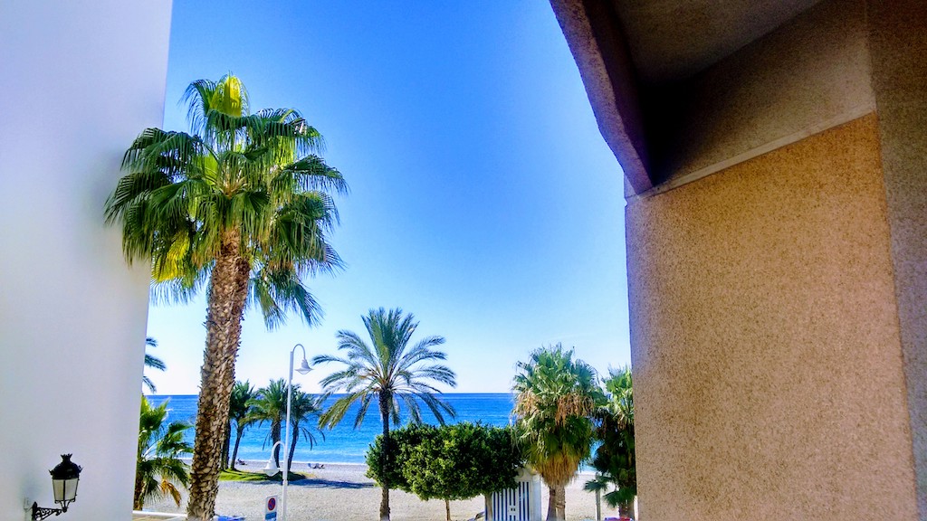 Piso en el centro de La Herradura con terraza y vista al mar en alquiler