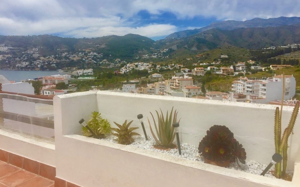 Impeccable apartment with a very large terrace in la Herradura for holiday rentals