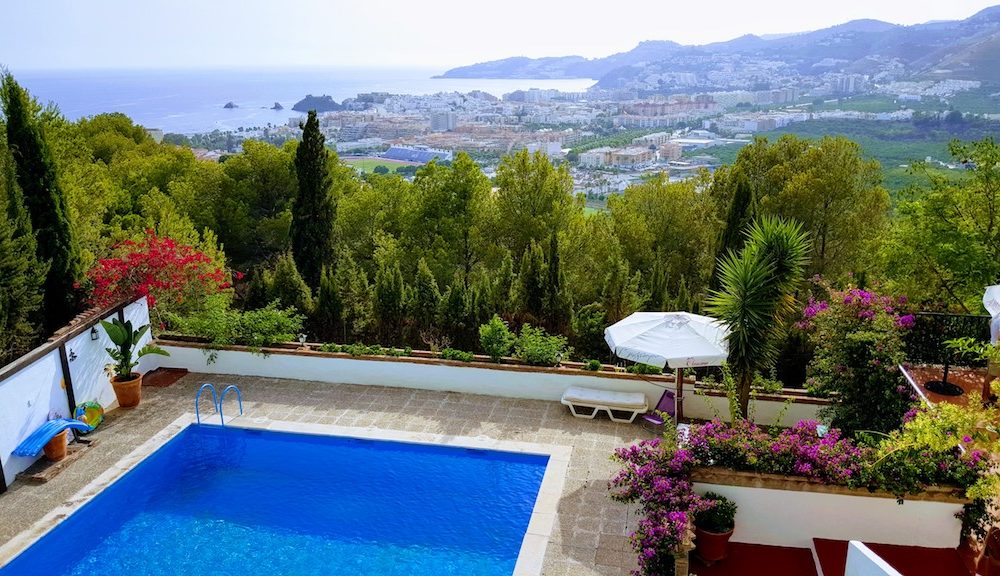 Hermosa casa en la urbanización los pinos con piscina privada y hermosas vistas de Almuñecar en venta
