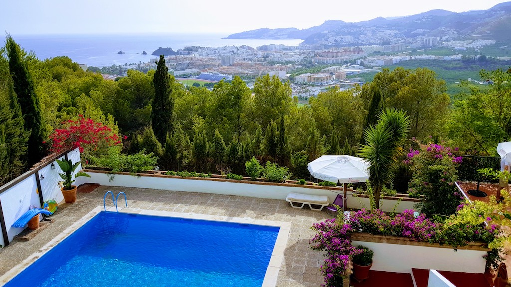 Beautiful house in the urbanization Los Pinos with private pool and beautiful views on Almuñecar for sale