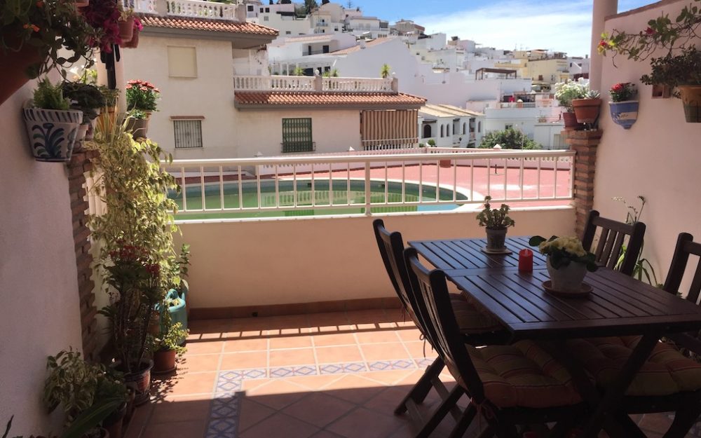 Precioso apartamento con terraza, piscina y patio interior en la Herradura en venta