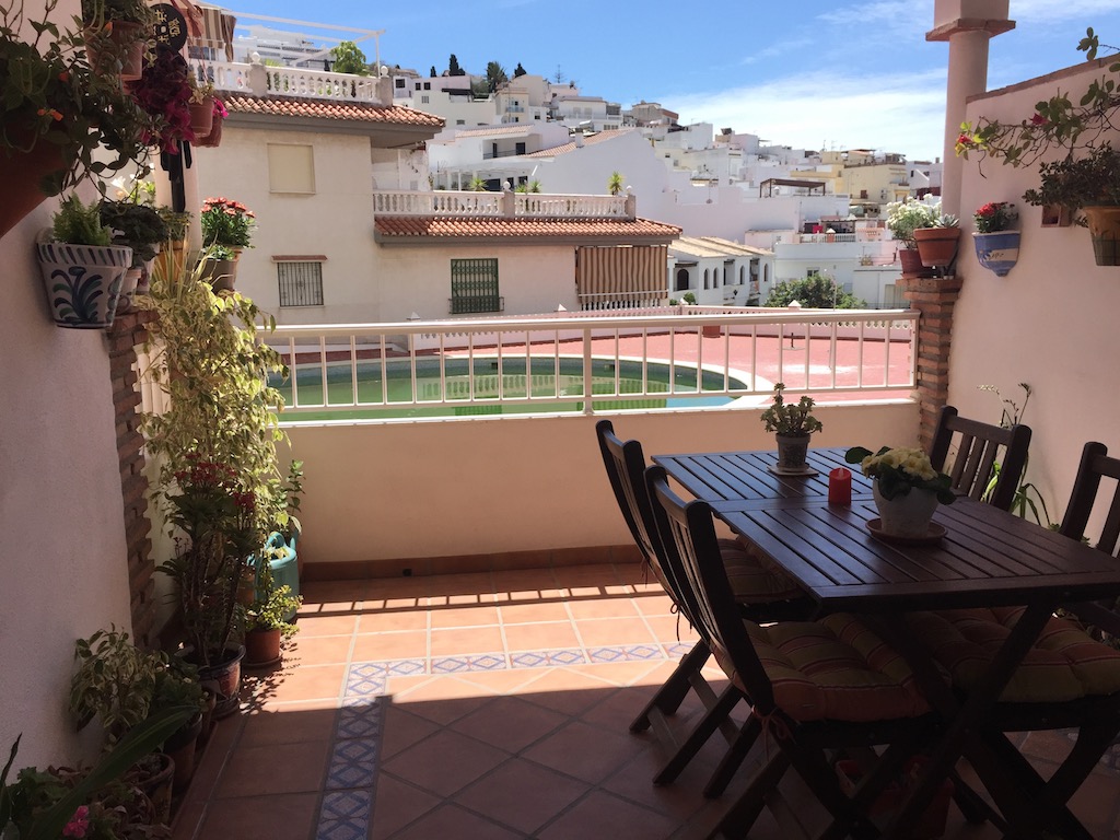 Precioso apartamento con terraza, piscina y patio interior en la Herradura en venta