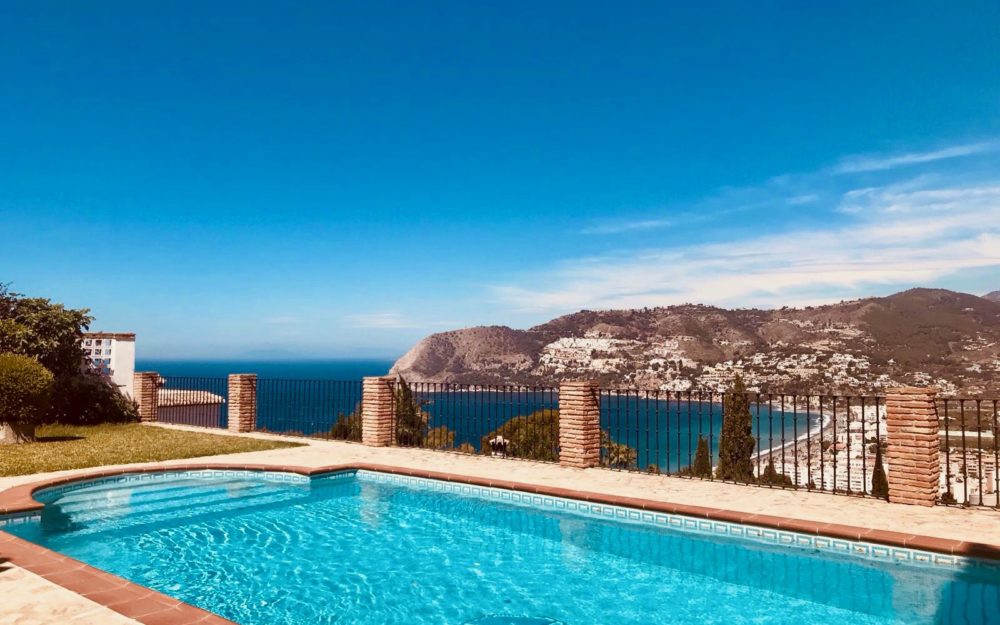 Luxurious villa with views over the sea and the bay of La Herradura in the prestigious Punta de la Mona