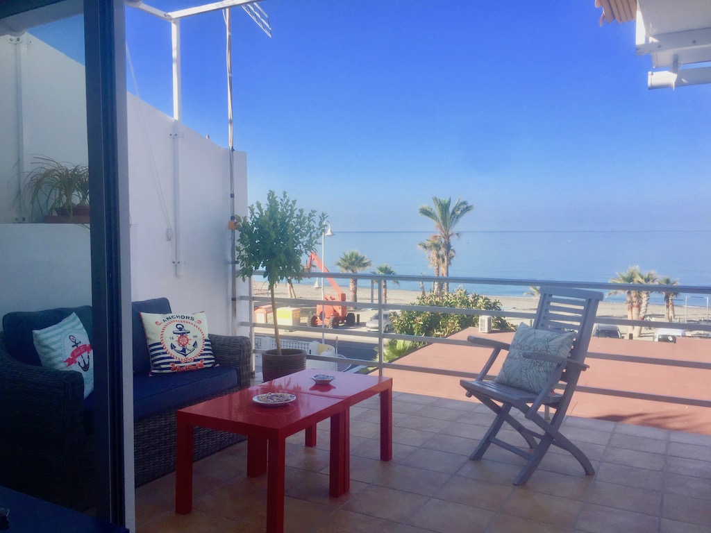 Lovely and renovated apartment with amazing sea views for temporary rental