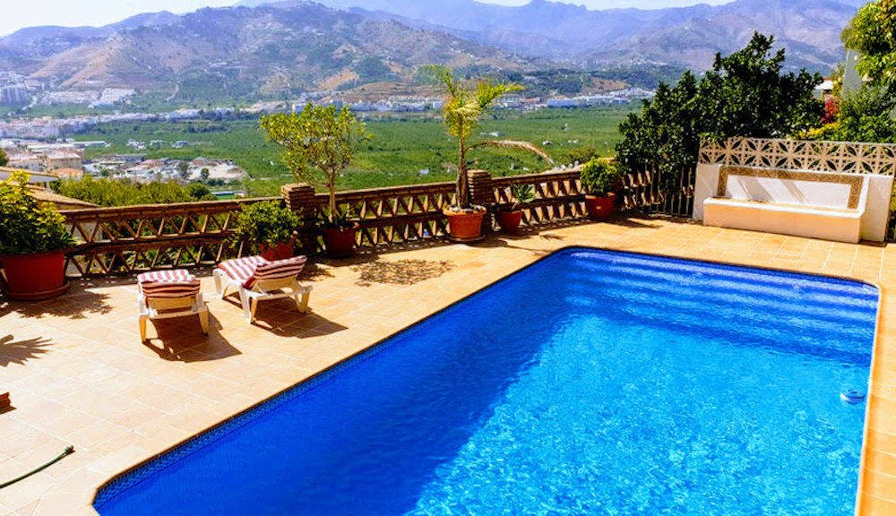 Magnificent villa located in the prestigious urbanization Los Pinos Almuñécar with mountain and sea views for sale