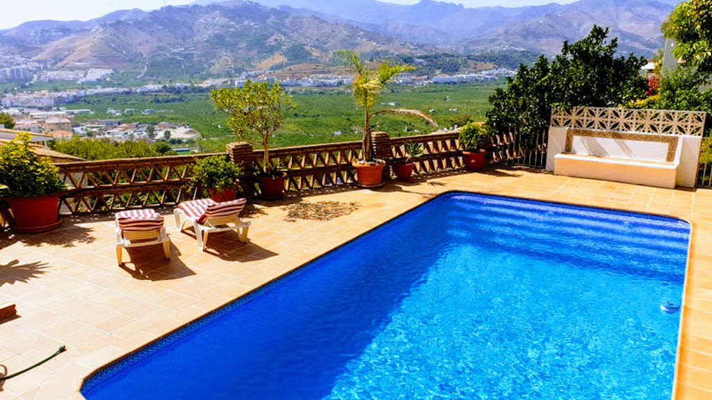 Magnificent villa located in the prestigious urbanization Los Pinos Almuñécar with mountain and sea views for sale