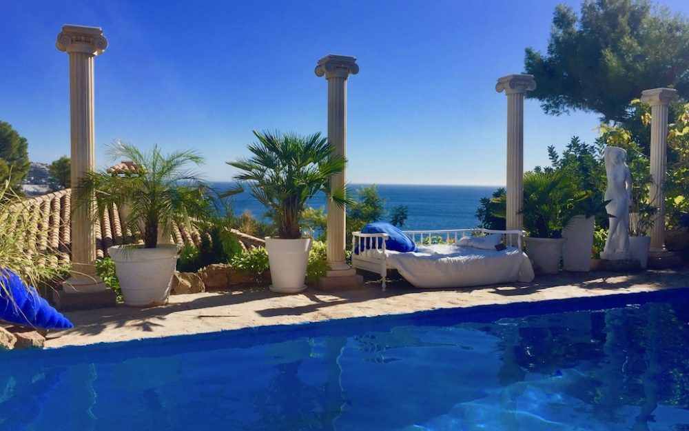 Exceptional villa on a beautiful wooded plot in Las Palomas La Herradura for sale