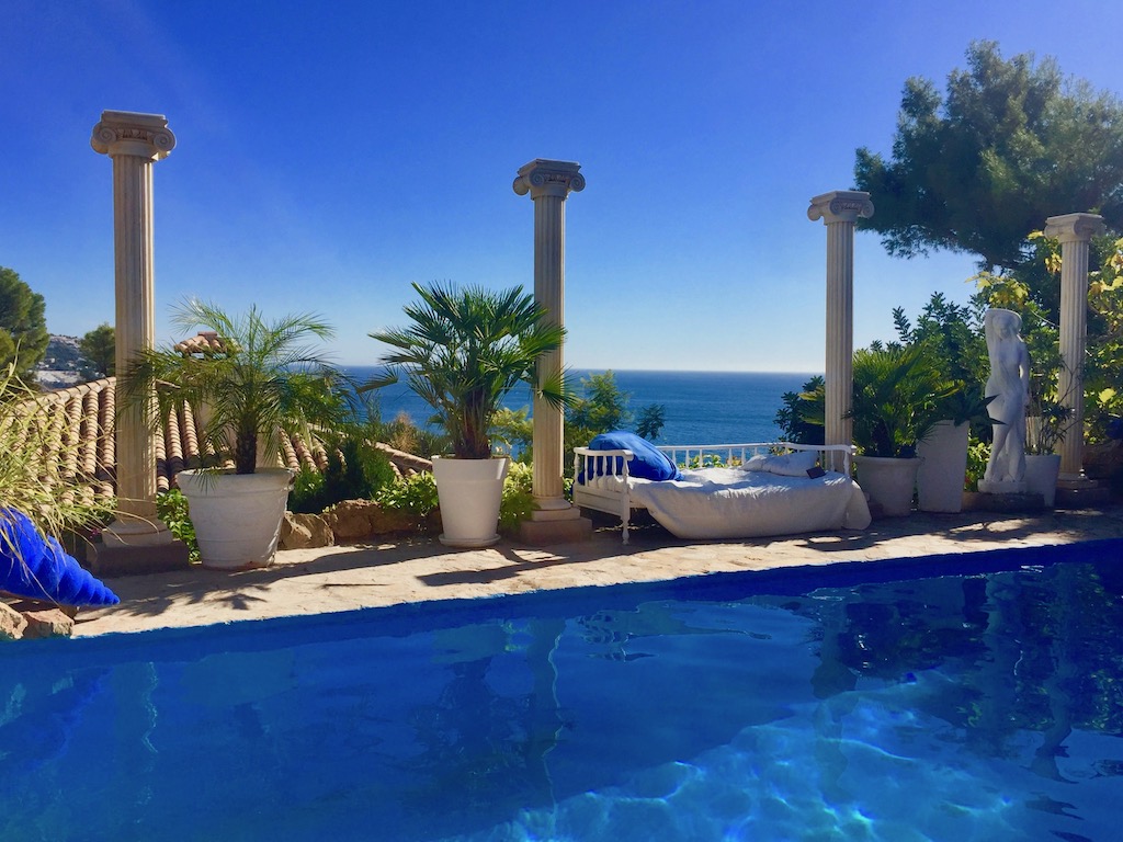 Exceptional villa on a beautiful wooded plot in Las Palomas La Herradura for sale