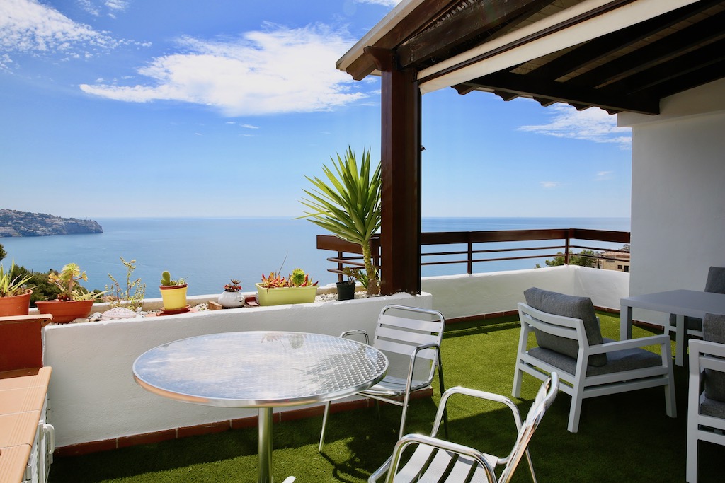 Luxurious apartment with beautiful terrace and superb sea view garage and pool La Herradura for sale