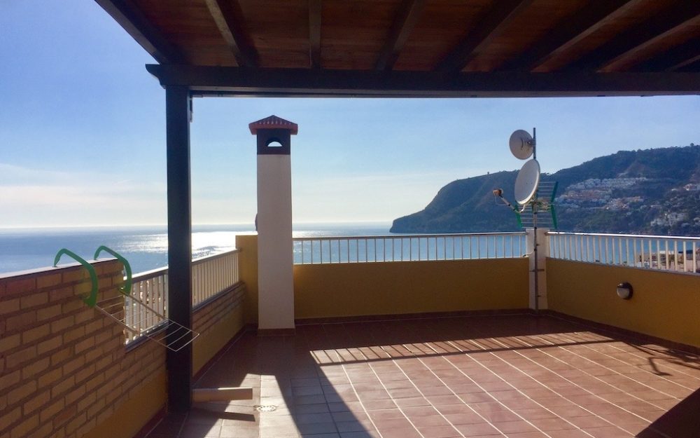Preciosa casa de pueblo con cochera cerrada y terraza con magníficas vistas al mar La Herradura en venta