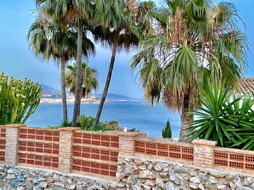 Lovely semi detached house with communal swimming pool in Marina del Este La Herradura for sale