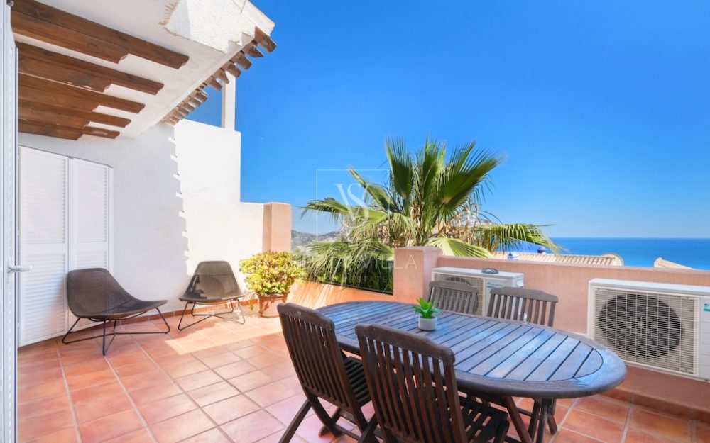 Luxurious house with sea view and community pool in La Herradura for sale
