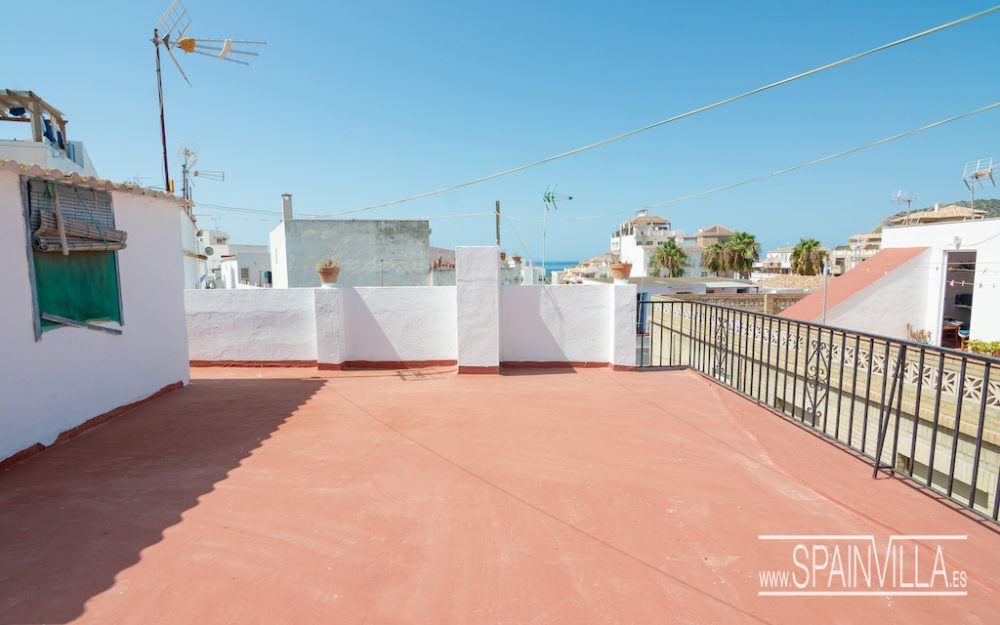 Amplia casa de pueblo en buen estado a 5 minutos de la playa en La Herradura en venta