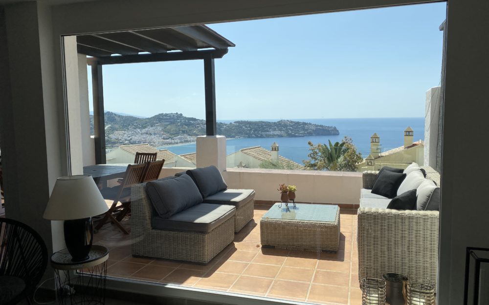 Beautiful and modern house with amazing views of La Herradura in Cerro Gordo for rental