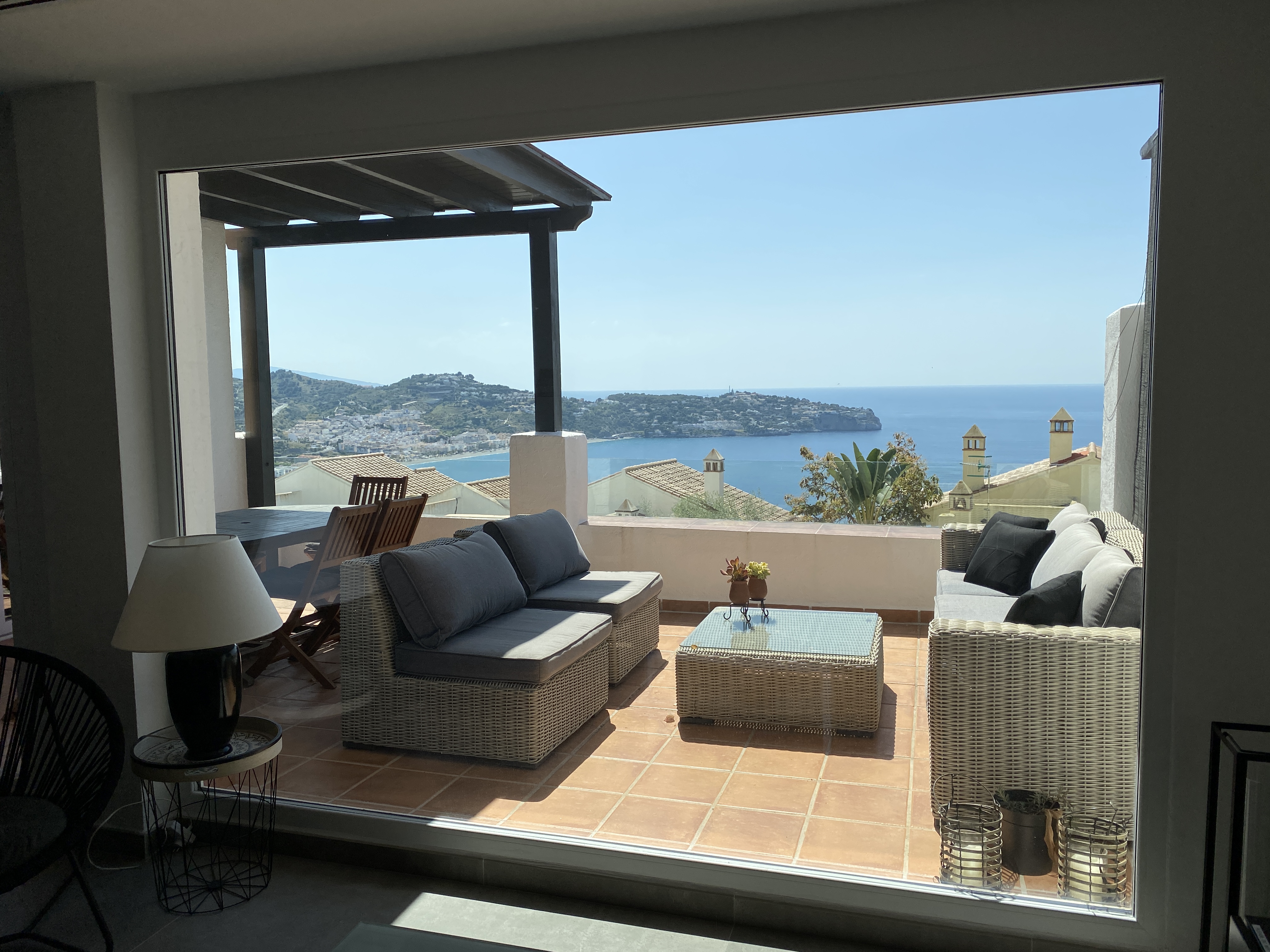 Belle maison moderne avec de magnifiques vues mer en location courte durée à La Herradura