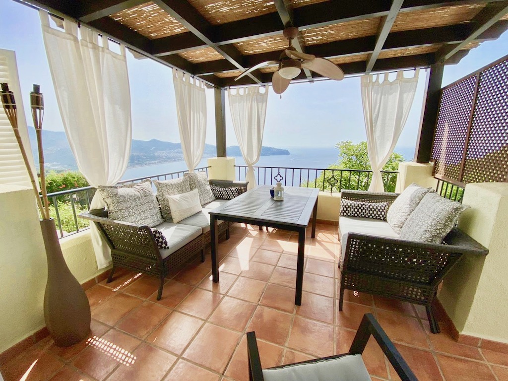 Preciosa casa con hermosas vistas al mar, piscina privada, apartamento independiente y WIFI en La Herradura en alquiler vacacional