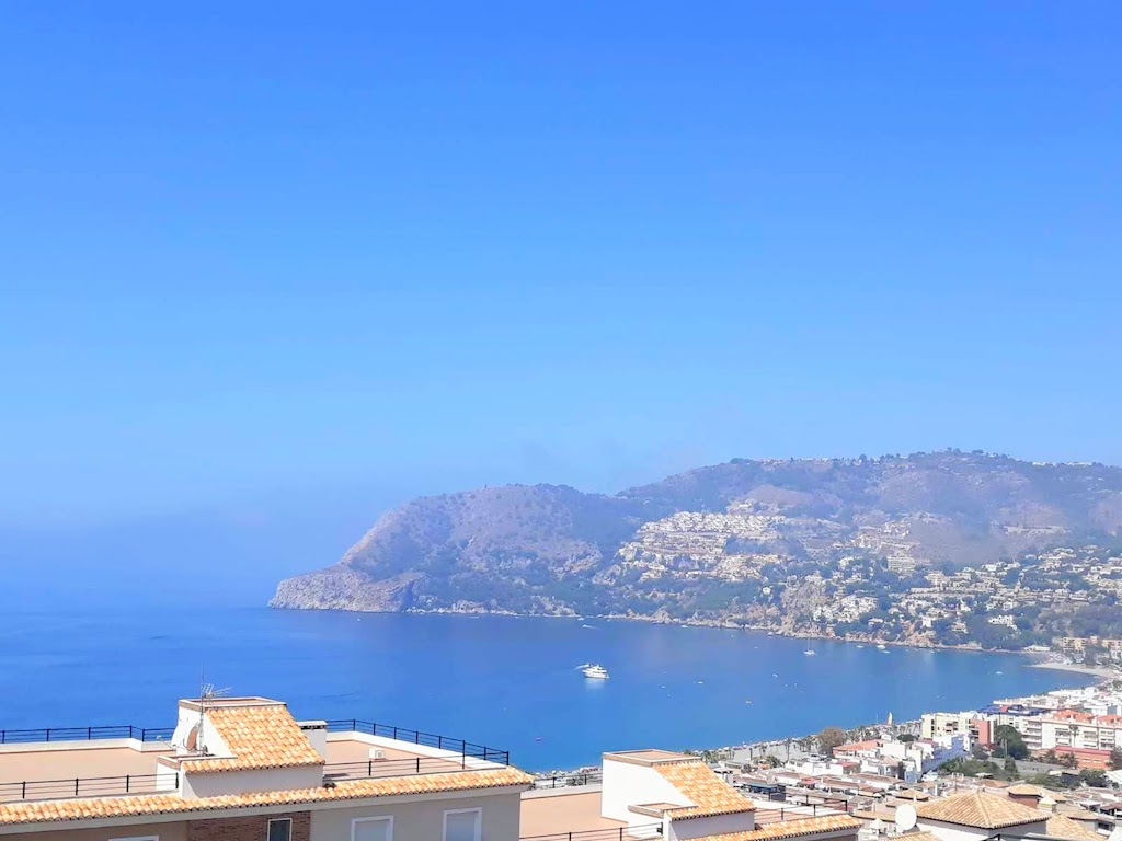 Apartment in the heights of the village of La Herradura with community swimming pool for sale