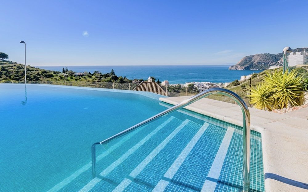 Preciosa vivienda de dos dormitorios en una urbanización prestigiosa con vistas y piscina en La Herradura