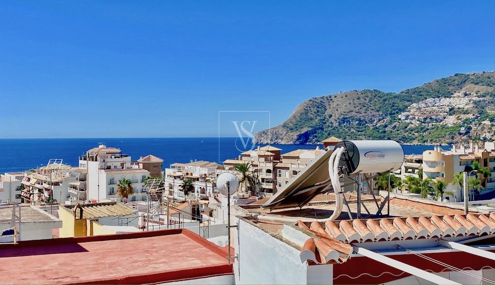 Magnífica casa de pueblo completamente reformada con bonitas vistas al pueblo y al mar La Herradura en venta