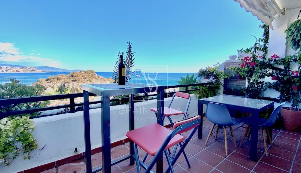 Lovely house with exceptional sea views above the lovely harbour of Marina del Este in La Herradura for sale