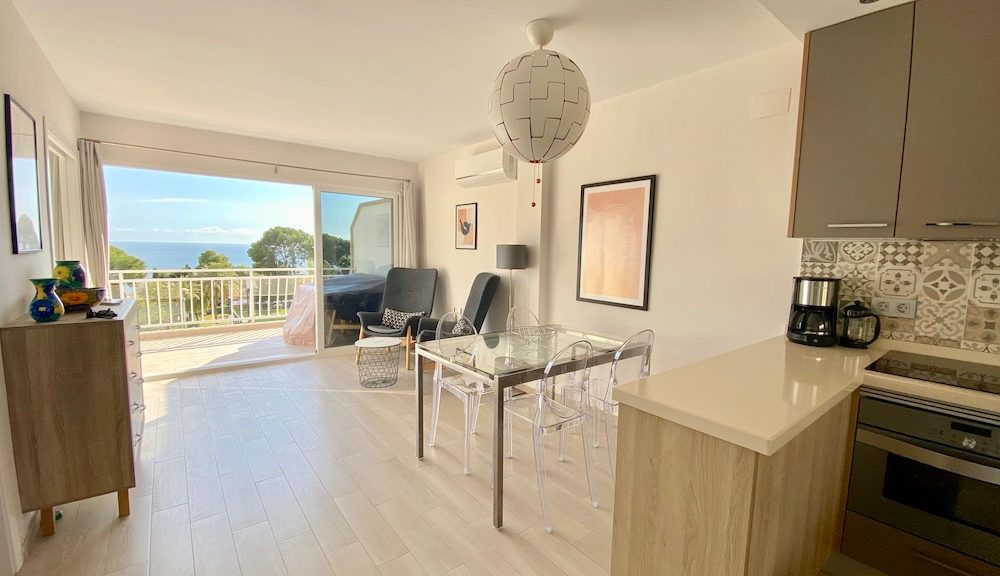 Bel appartement moderne et lumineux avec grande terrasse et vue mer en location moyenne durée