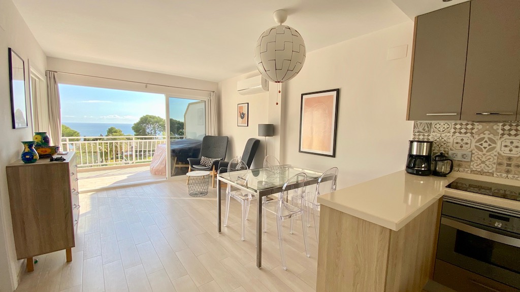 Bel appartement moderne et lumineux avec grande terrasse et vue mer en location moyenne durée