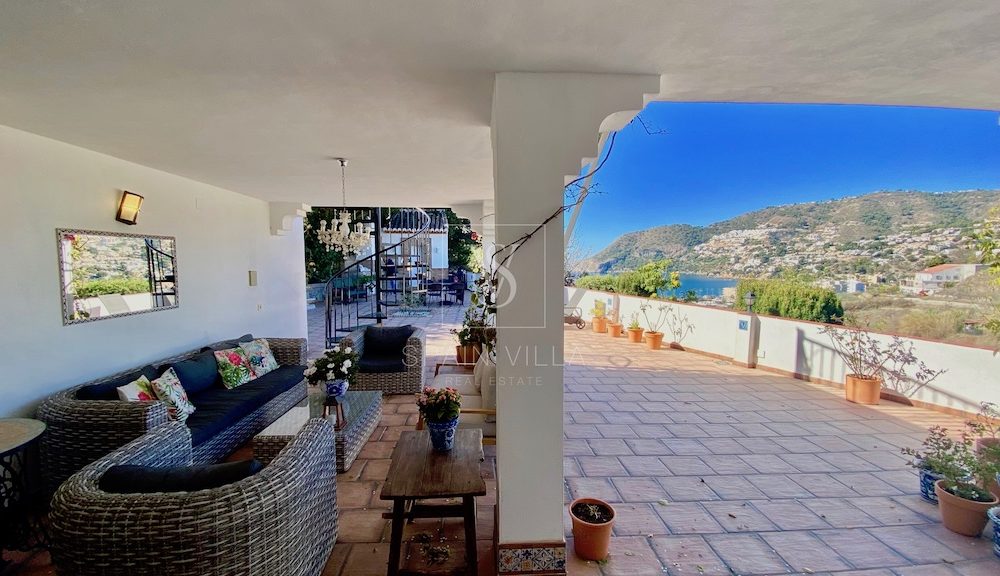 Preciosa casa de una sola planta con vista a la bahía de La Herradura en venta