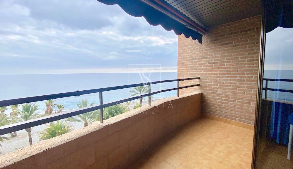 Piso en venta en primerísima línea de playa con piscina en Almuñécar, Costa Tropical de Granada