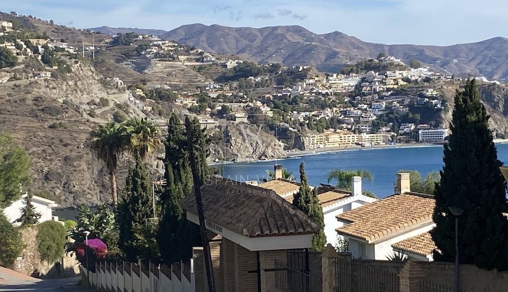 Spacious house close to the Marina del Este harbor in La Herradura for sale