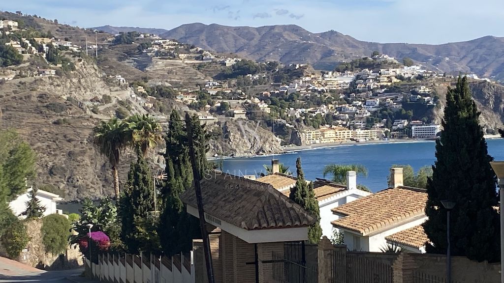 Spacious house close to the Marina del Este harbor in La Herradura for sale