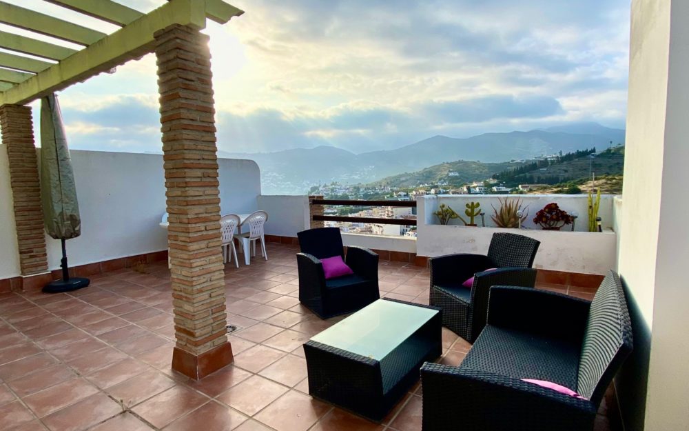 Impeccable apartment with a very large terrace in la Herradura for holiday rentals