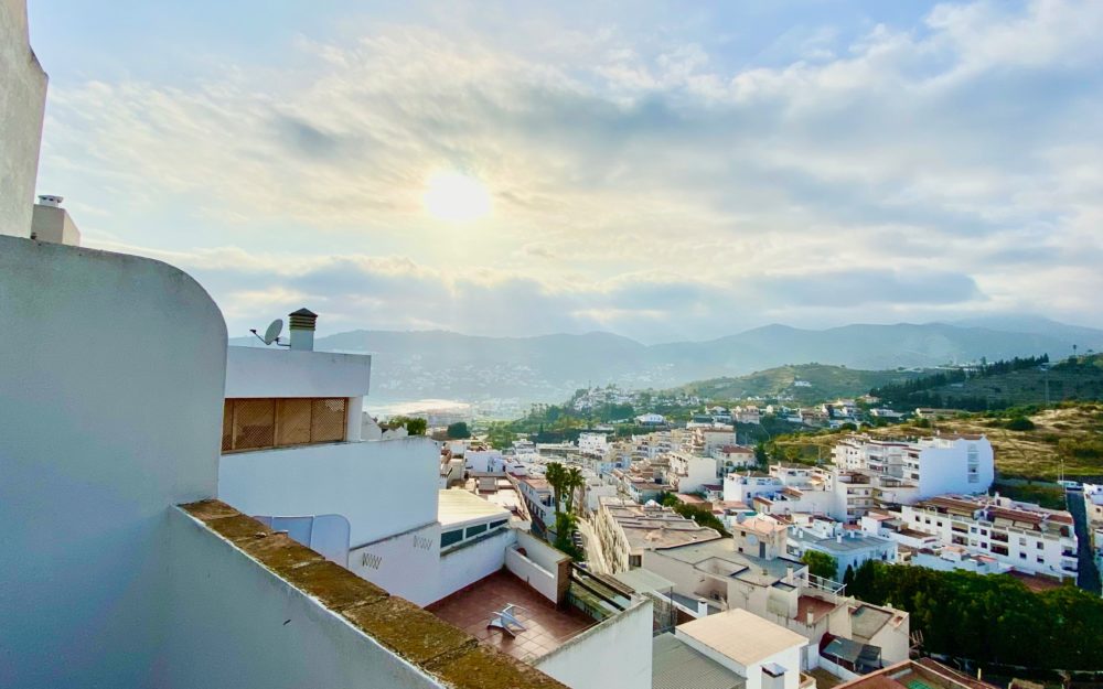 Apartamento de un dormitorio con terraza muy grande en venta en La Herradura