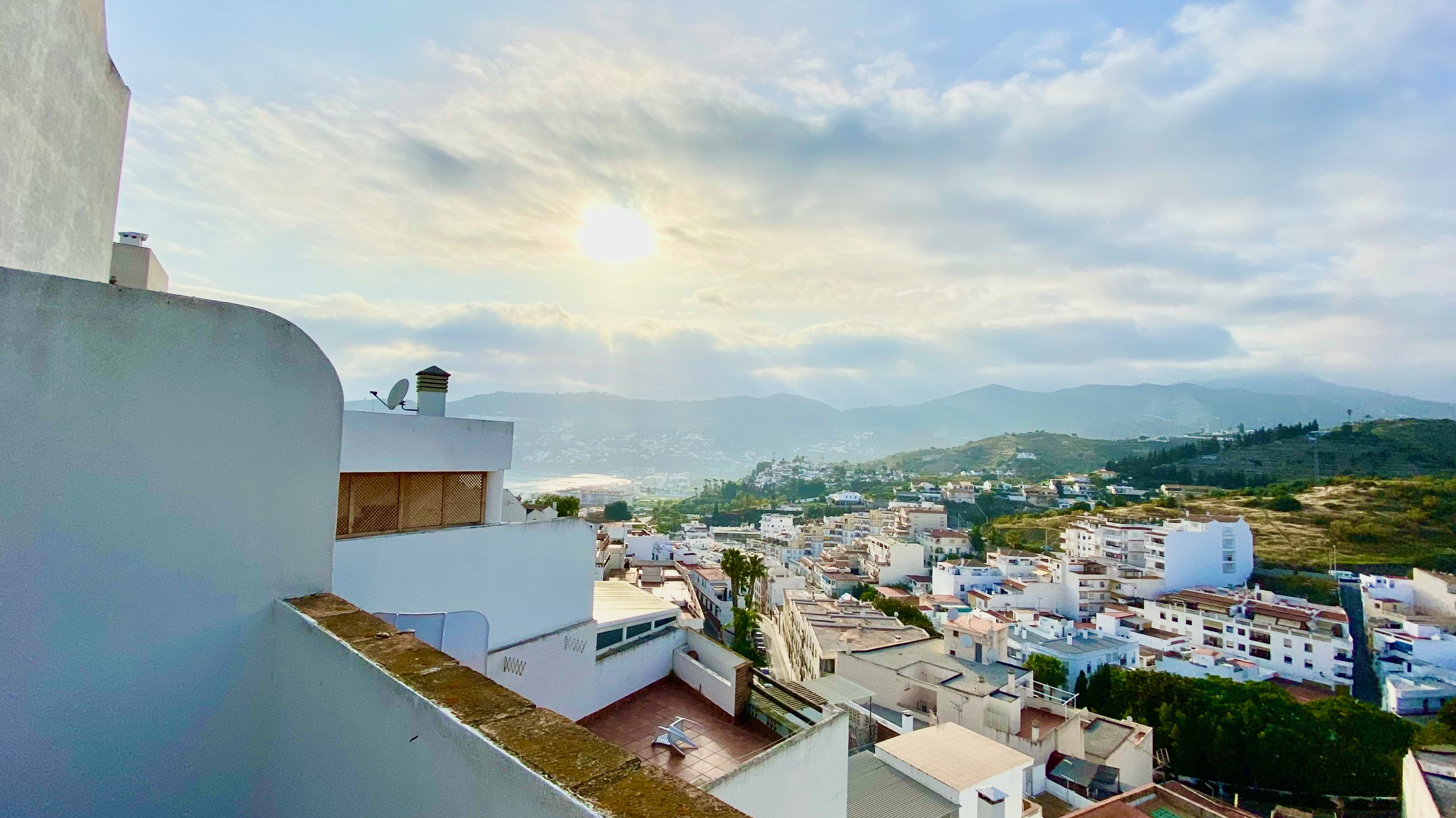 Apartamento de un dormitorio con terraza muy grande en venta en La Herradura