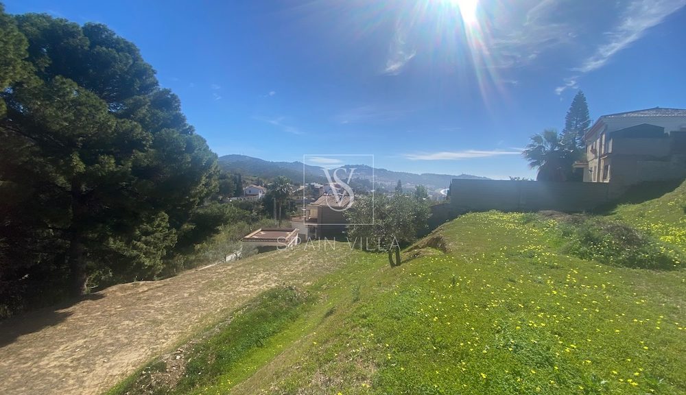 Exceptional plot of land in one of the most sought-after neighborhoods of La Herradura for sale.