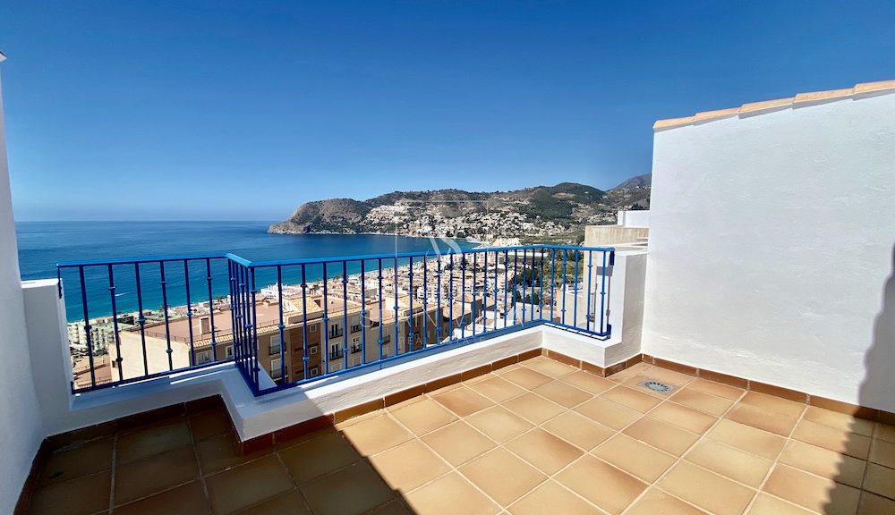 Duplex penthouse with incredible views of La Herradura bay and pool for sale