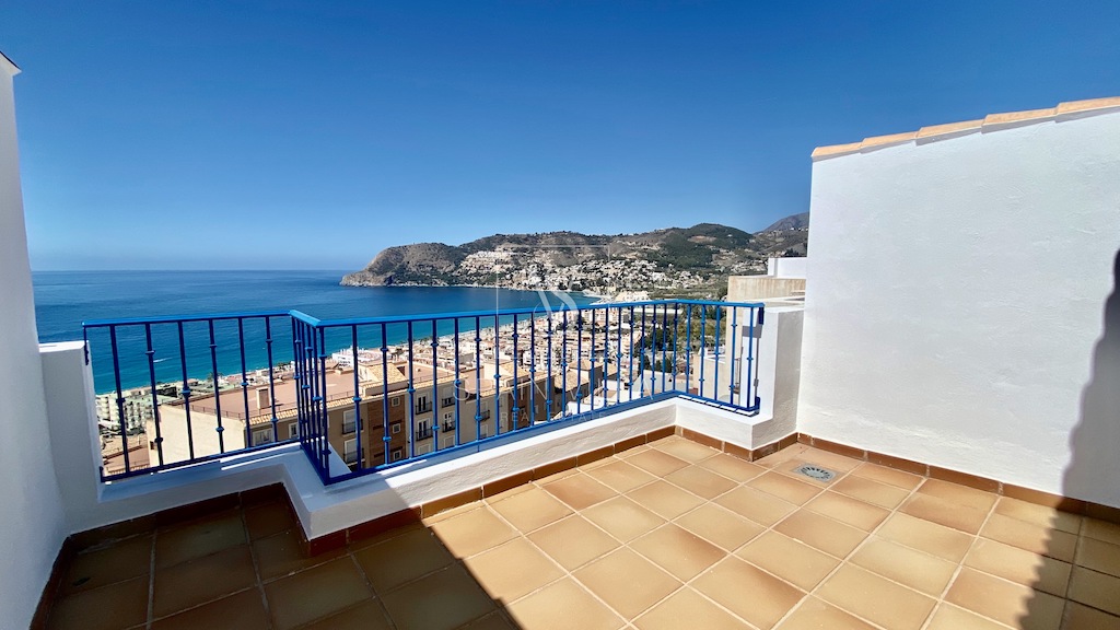 Duplex penthouse with incredible views of La Herradura bay and pool for sale