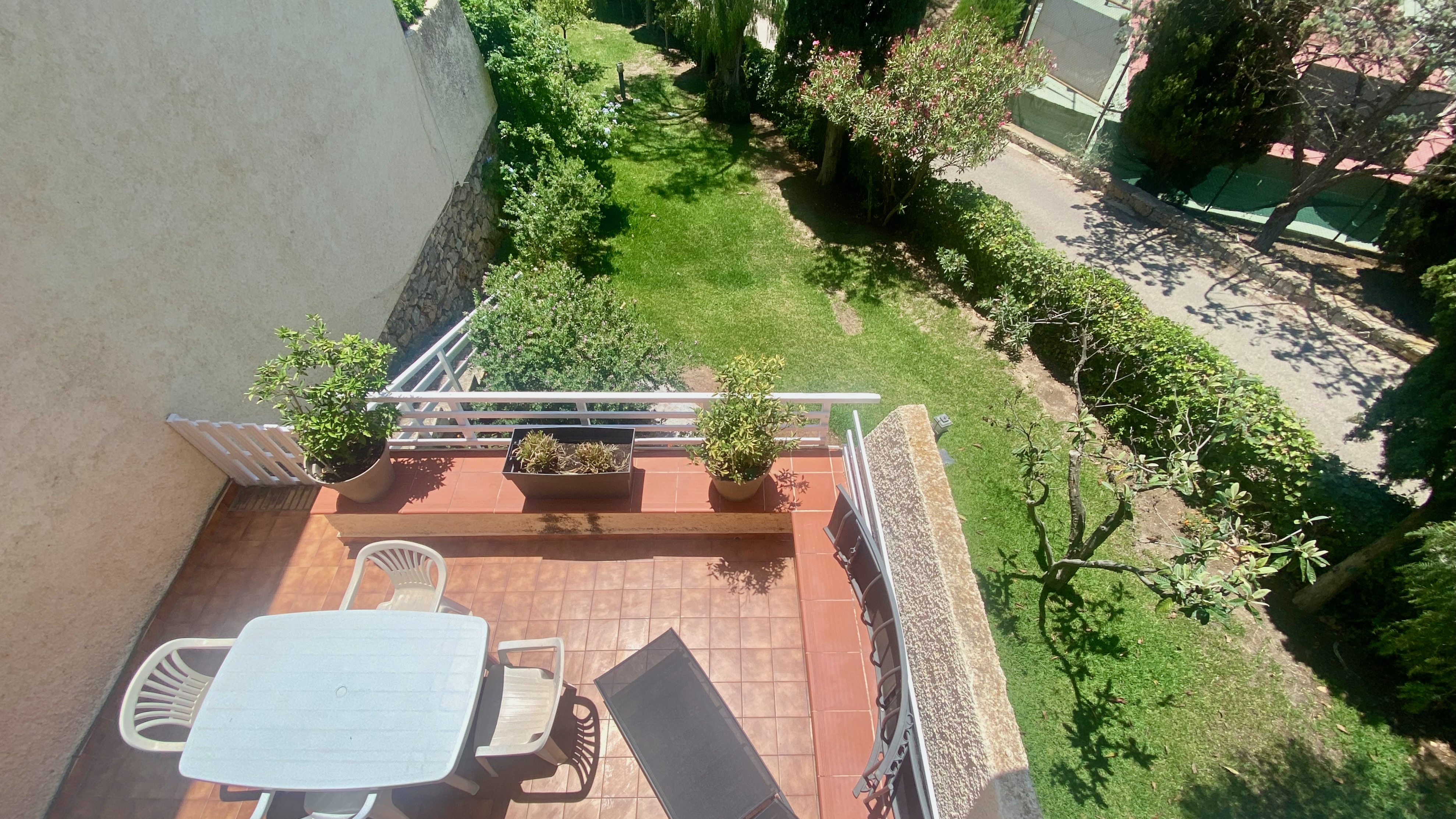 Lovely house close to Las Palomas’ pool in La Herradura for sale