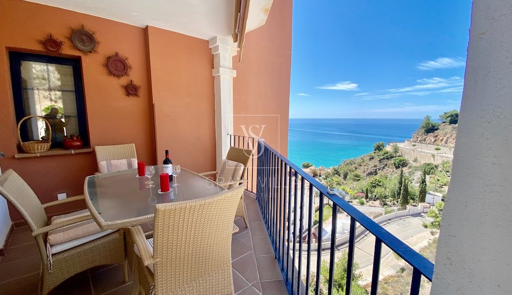 Impeccable apartment with sea and mountain views, parking, and pool for sale in La Herradura