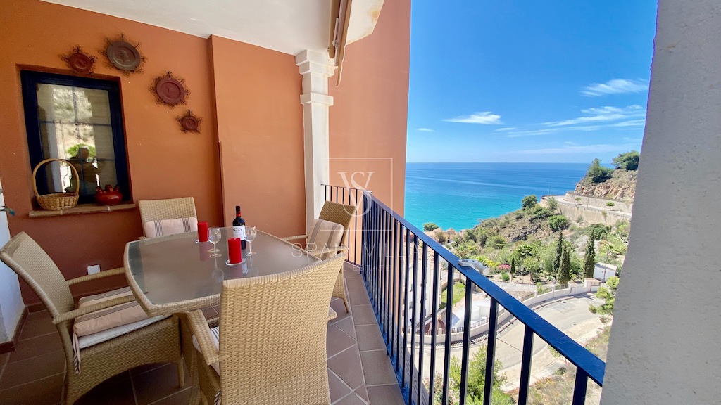 Impeccable apartment with sea and mountain views, parking, and pool for sale in La Herradura